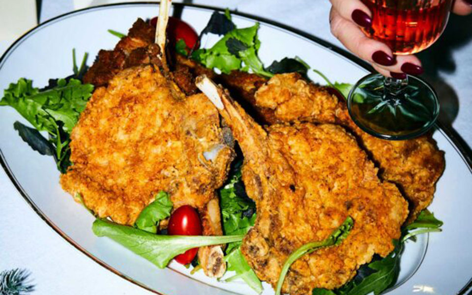 μοσχαρίσιες-κοτολέτες-με-σαλάτα-ρόκα-562210270