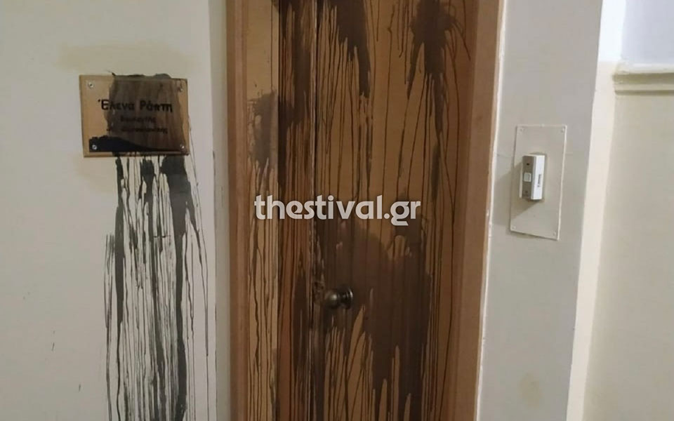 επίθεση-με-μπογιές-στο-πολιτικό-γραφε-562223806