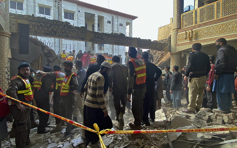 πακιστάν-τουλάχιστον-61-νεκροί-και-180-τρα-562253938