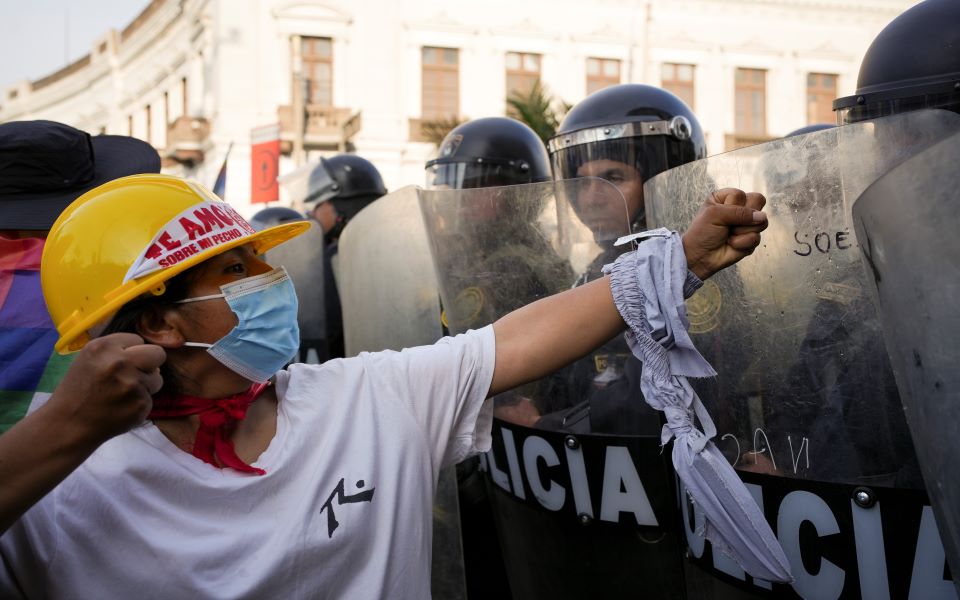 περού-η-πρόεδρος-μπολουάρτε-ζητά-την-ε-562249978