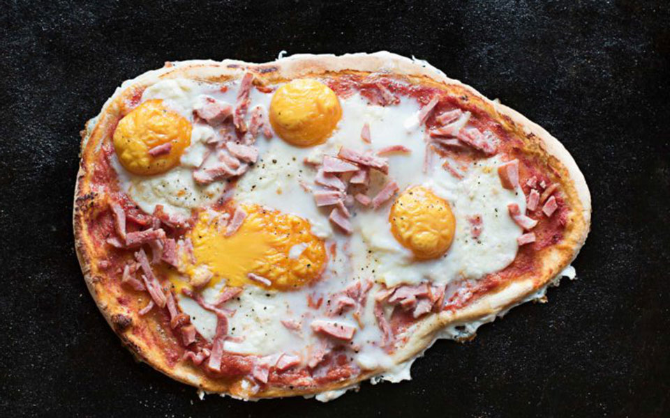 πίτσα-με-σύγκλινο-μάνης-και-αυγά-562228066