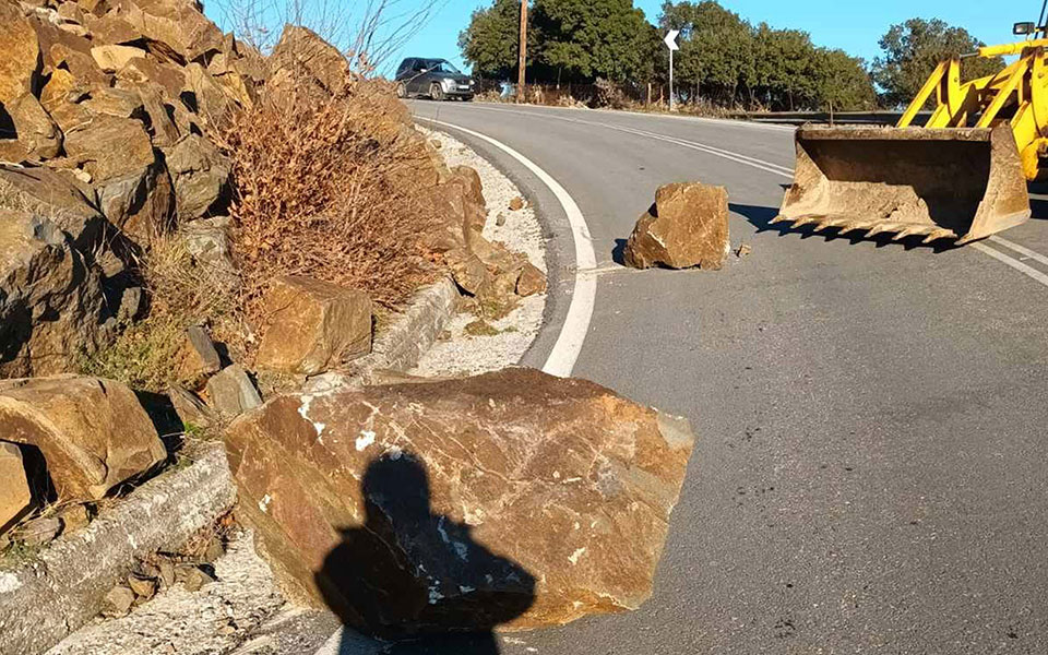 μυτιλήνη-κίτρινα-9-σπίτια-από-τα-46-που-562220902