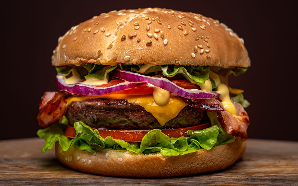 burgernomics-πώς-ένα-burger-καθορίζει-την-αξία-ενός-νο-562249954