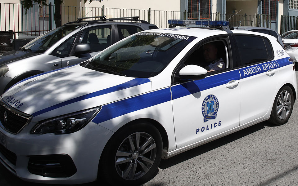 χειροπέδες-σε-δύο-άτομα-για-παράνομα-π-562232533