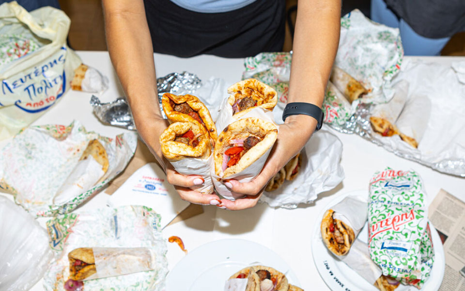 δοκιμάσαμε-τα-σουβλάκια-όλων-των-λευτ-562218427