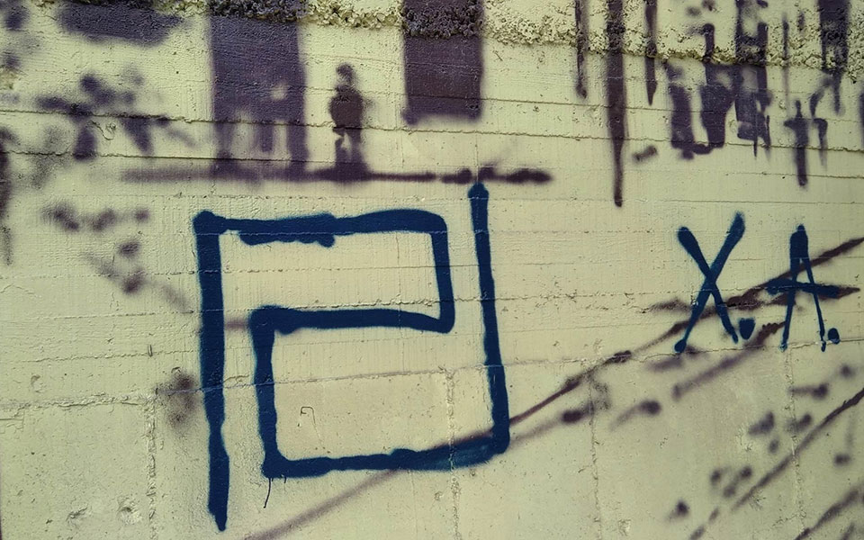 Θεσσαλονίκη: Βανδαλισμός τοιχογραφίας για το Ολοκαύτωμα με ναζιστικά σύμβολα-1