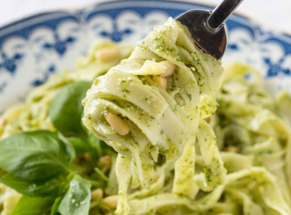 ταλιατέλες-με-πέστο-δυόσμου-562245397