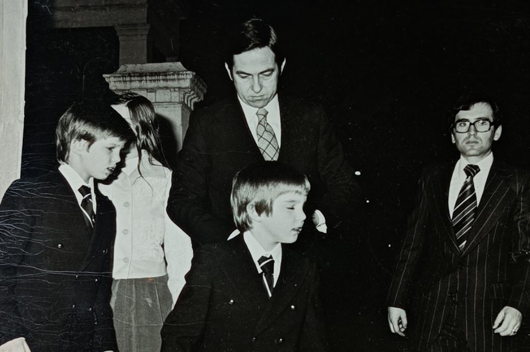 Ο μπάτλερ του «τέως»: Τι έζησα δίπλα του για είκοσι χρόνια-1