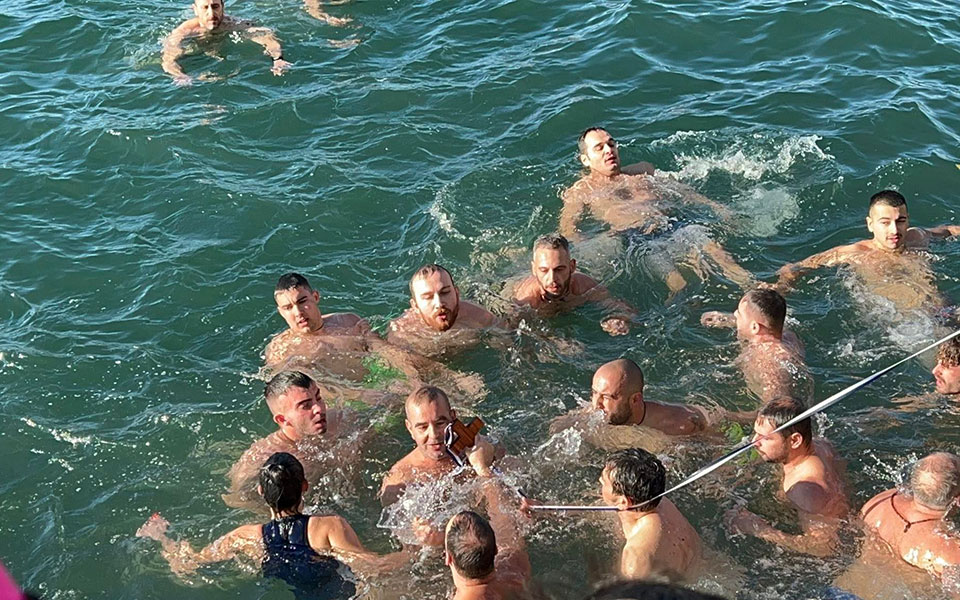 Θεσσαλονίκη: Με λαμπρότητα ο καθαγιασμός των Υδάτων και η ρίψη του Τιμίου Σταυρού στον Θερμαϊκό-2