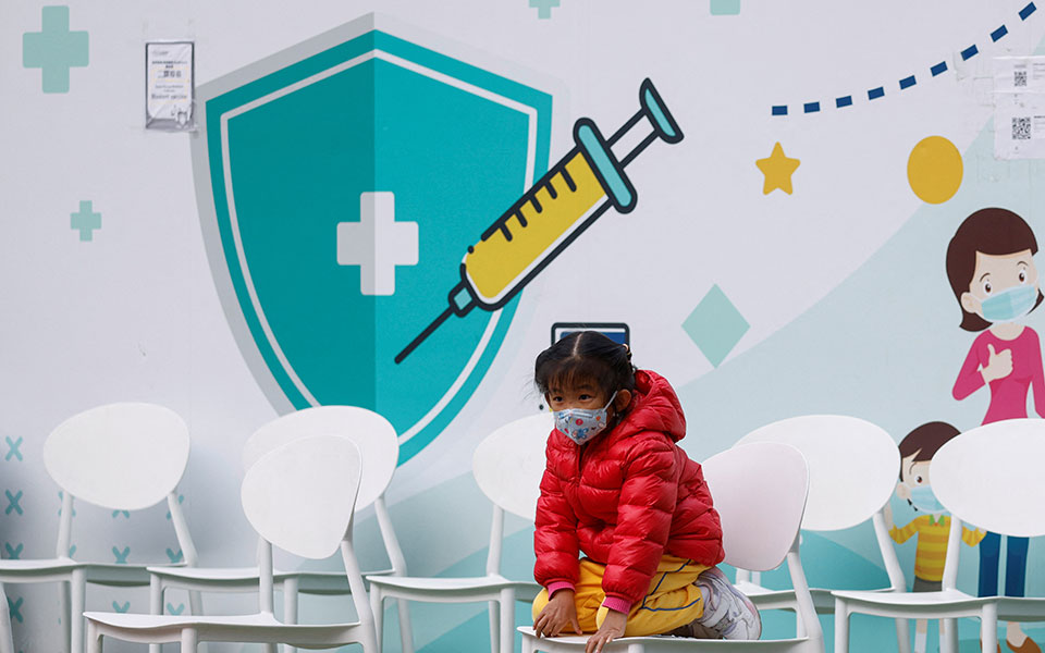 κορωνοϊός-κίνα-πολίτες-σπεύδουν-στο-562225246