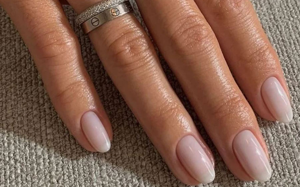 clean-girl-nails-8-ιδέες-για-το-πιο-κομψό-μίνιμαλ-μανι-562249843