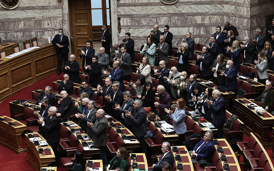 πρόταση-δυσπιστίας-σε-εξέλιξη-η-συνεδ-562247944