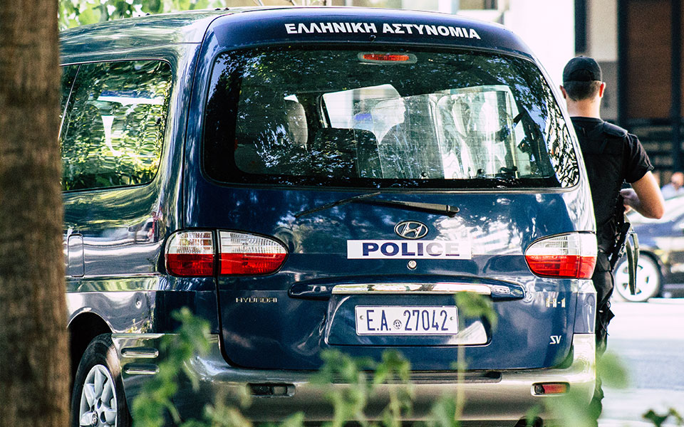 χαλκιδική-χειροπέδες-σε-έναν-άνδρα-γι-562252156