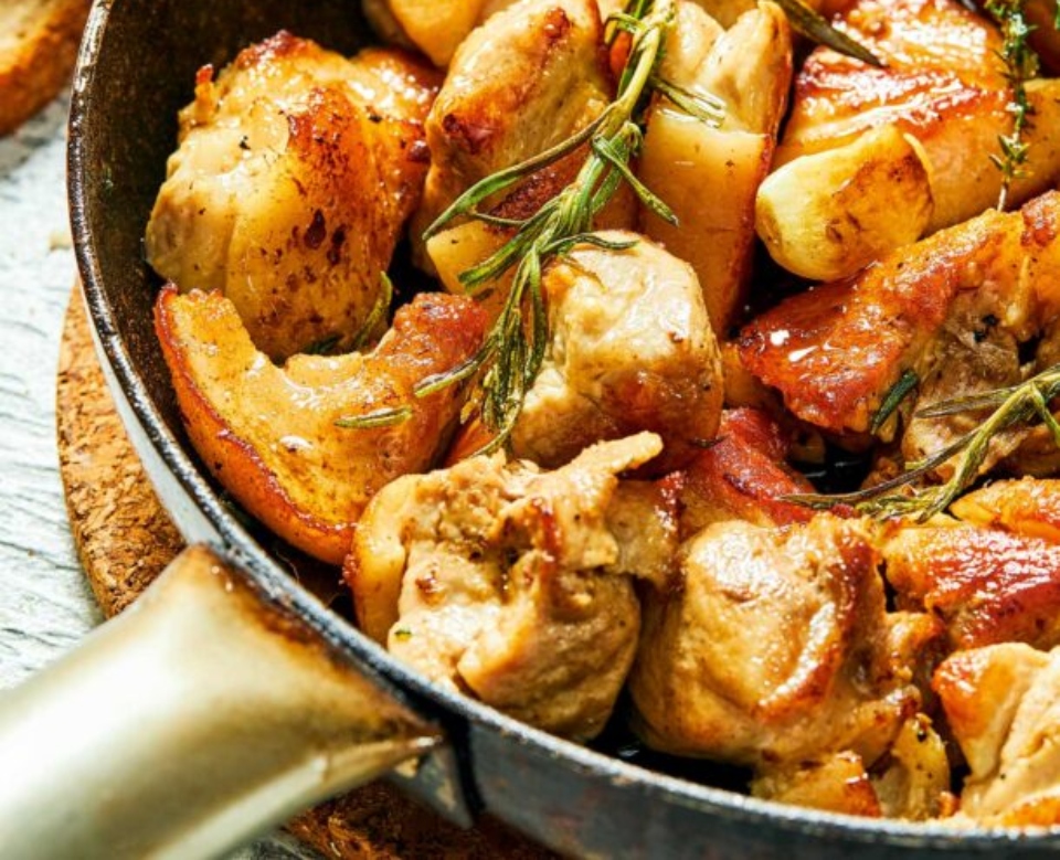 χοιρινή-τηγανιά-κρασάτη-με-πιπεριές-κ-562249237