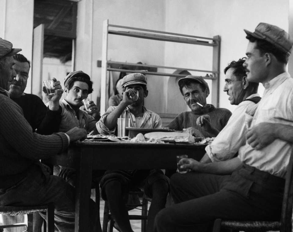 από-το-αρχαιοελληνικό-καπηλειό-στη-σύ-562281550