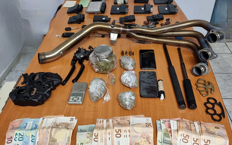 καλλιθέα-συνελήφθησαν-τρία-άτομα-για-562263691