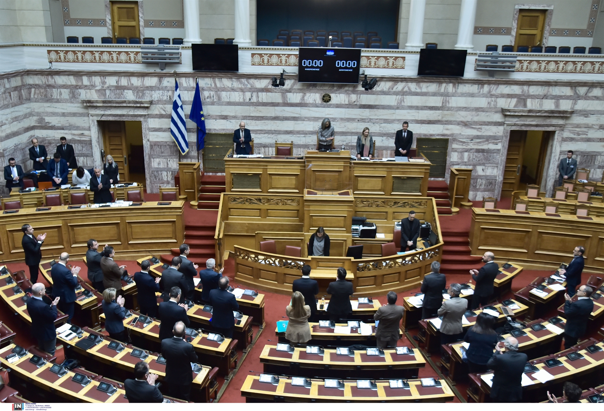 με-σηκωμένα-τα-μανίκια-στη-βουλή-562272877