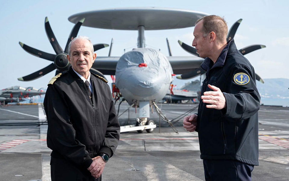 στο-γαλλικό-αεροπλανοφόρο-σαρλ-ντε-γκ-562289890