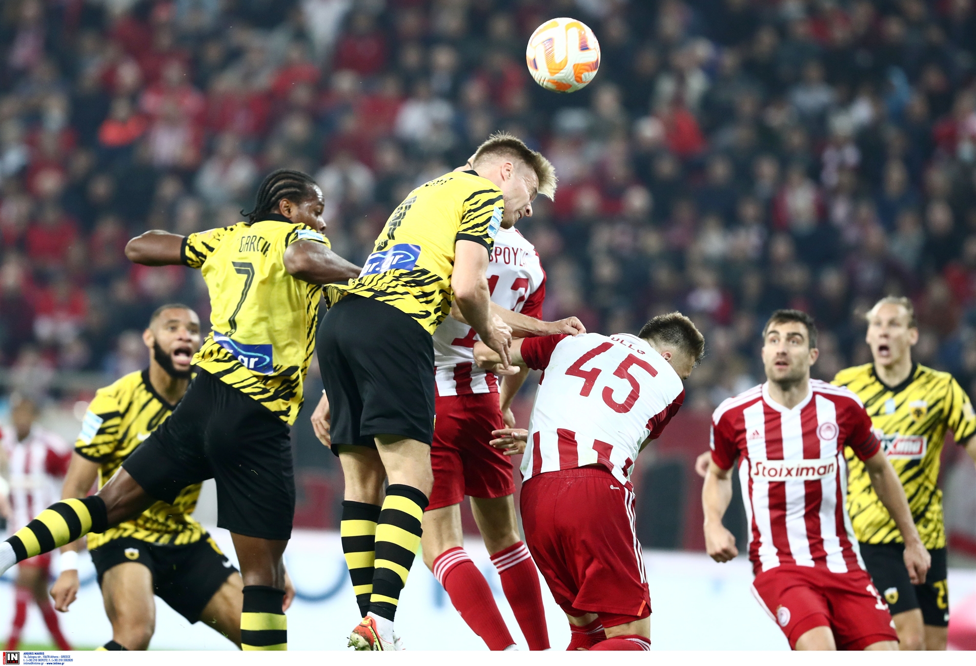 ποδόσφαιρο-η-σκυτάλη-στο-κύπελλο-562269718