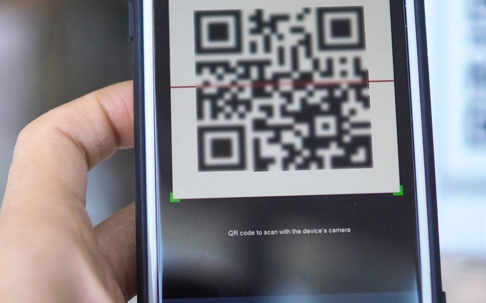 ηλεκτρονικές-αγορές-με-σάρωση-qr-code-μέσω-τ-562258585