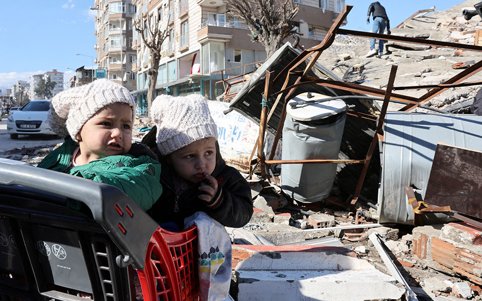 Σεισμός σε Τουρκία – Συρία: Οι ζωές τους ξεκίνησαν στα συντρίμμια – Το αβέβαιο μέλλον των ορφανών μετά την καταστροφή-2