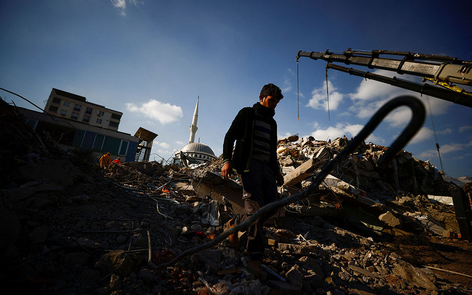 τουρκία-ανδρας-ανασύρθηκε-ζωντανός-α-562275172