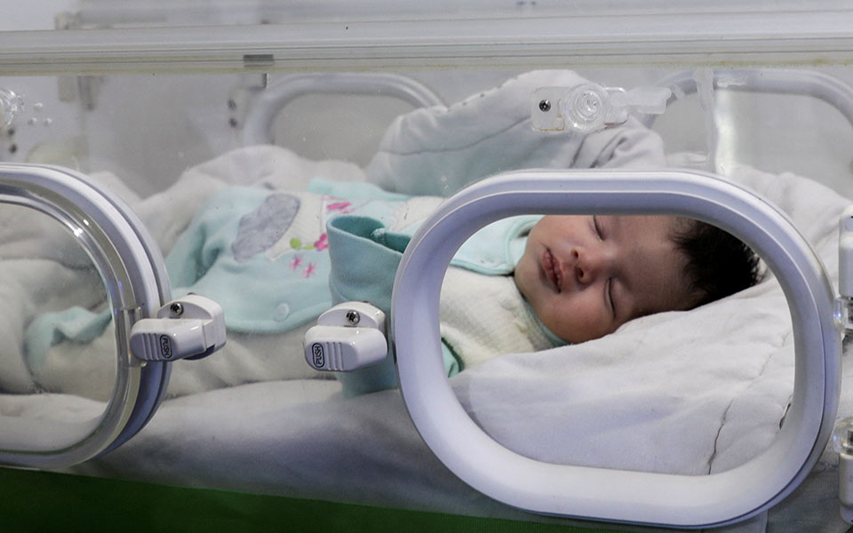 συρία-υιοθετήθηκε-το-νεογνό-που-γεννή-562286881