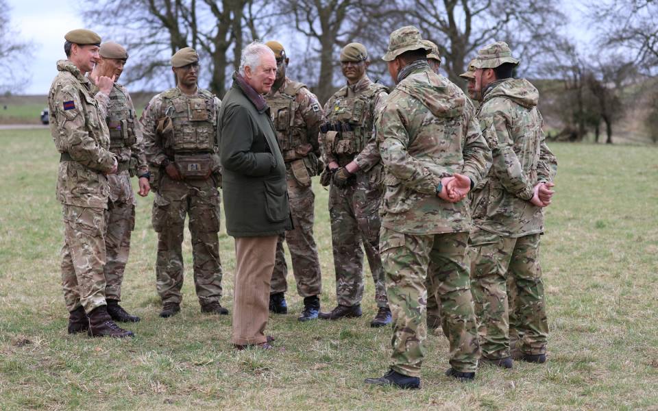 Βασιλιάς Κάρολος: Επισκέφθηκε τους Ουκρανούς που εκπαιδεύονται με τον βρετανικό στρατό-1