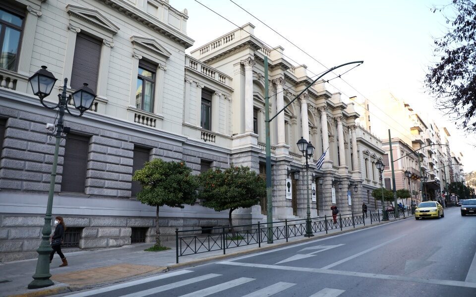 θέατρο-πίεση-από-το-εθνικό-παραιτήσει-562271935