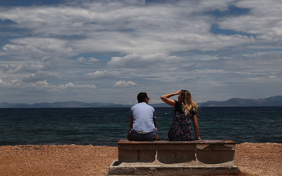 καιρός-σποραδικές-βροχές-και-μικρή-πτ-562287121