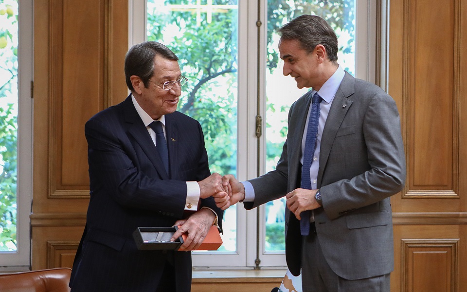 εγκάρδια-συνάντηση-μητσοτάκη-αναστ-562256902