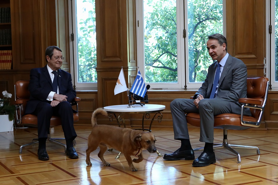 Εγκάρδια συνάντηση Μητσοτάκη – Αναστασιάδη στο Μαξίμου-1