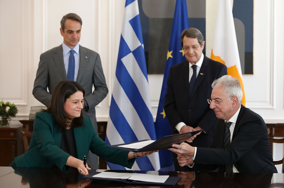 Εγκάρδια συνάντηση Μητσοτάκη – Αναστασιάδη στο Μαξίμου-2