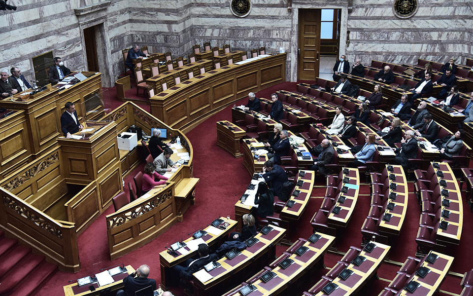 βουλή-σύγκρουση-με-φόντο-τα-μουσεία-562277251