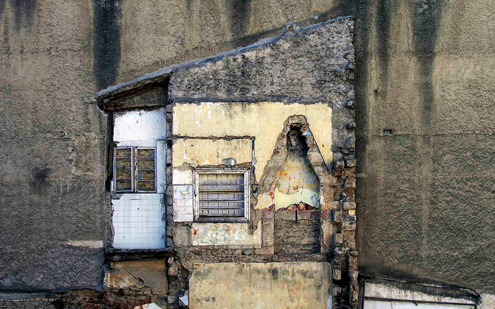 απομεινάρια-μιας-πτώσης-αντλώντας-562264441