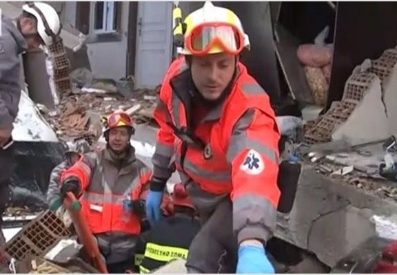 Ο διασώστης Γ. Ρήγας στην «Κ»: «Ακούγαμε φωνές μέσα από τη γη»-3