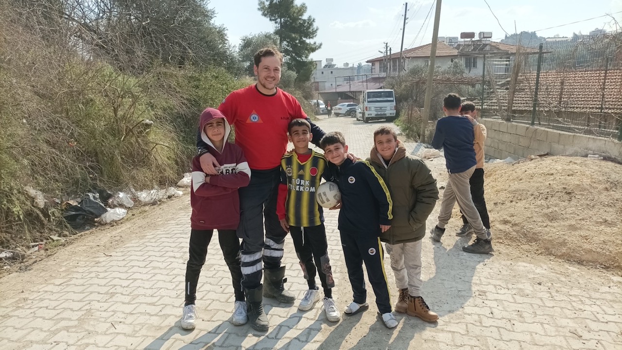 Ο διασώστης Γ. Ρήγας στην «Κ»: «Ακούγαμε φωνές μέσα από τη γη»-2