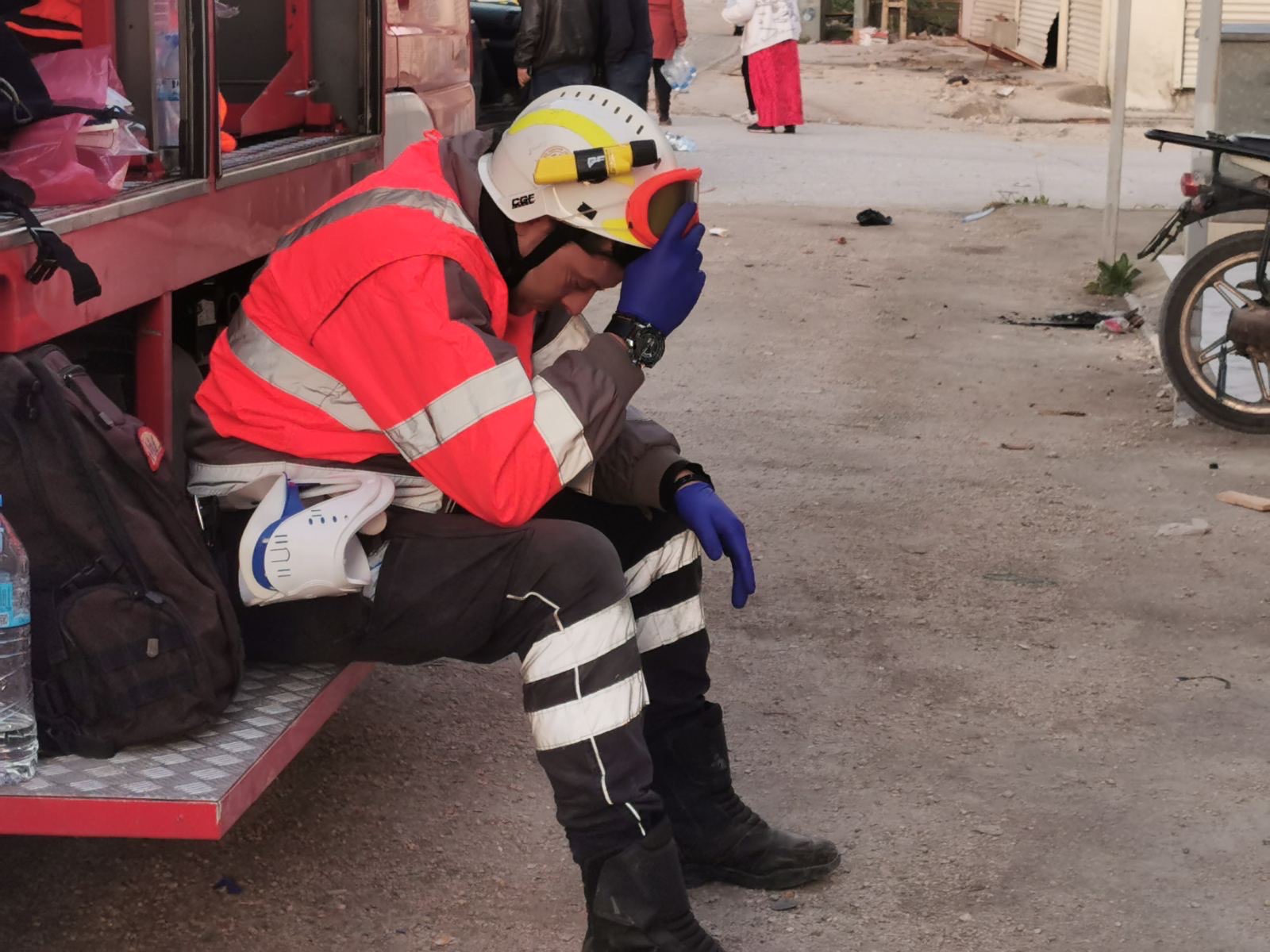 Ο διασώστης Γ. Ρήγας στην «Κ»: «Ακούγαμε φωνές μέσα από τη γη»-1