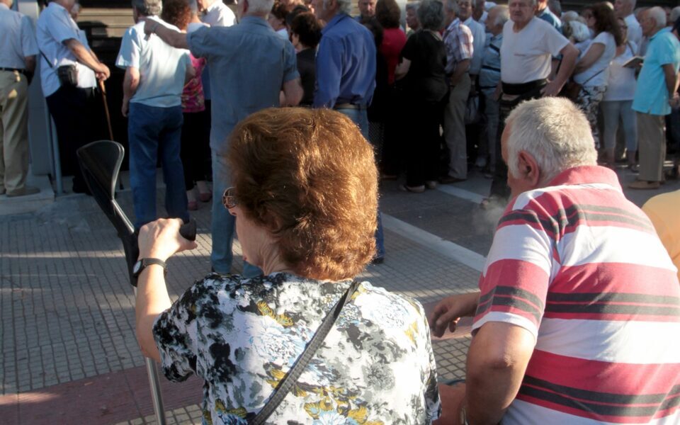 κλιμακωτό-επίδομα-200-300-ευρώ-σε-πάνω-από-900-000-562279360