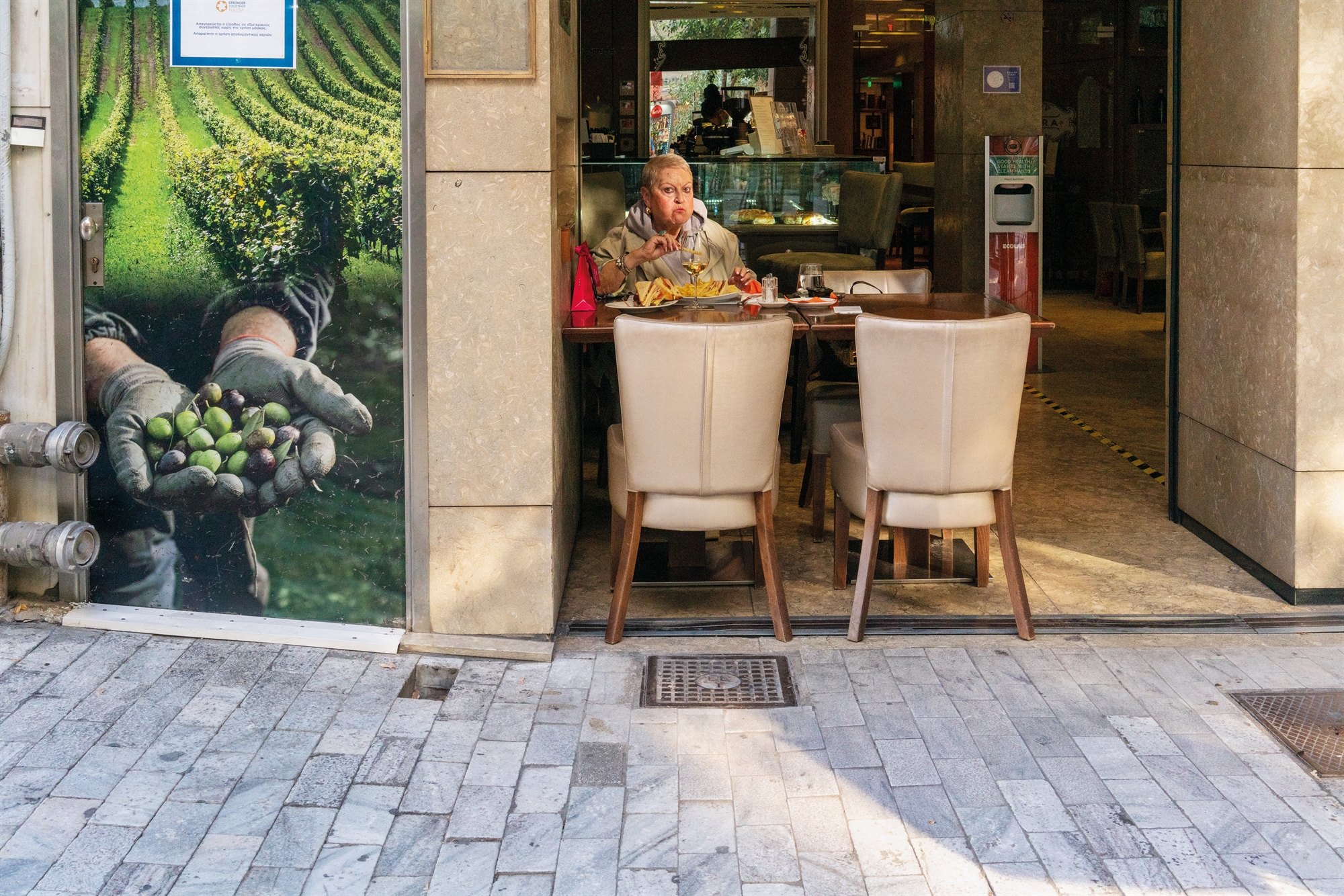 Η ρομαντική ένταση μιας Αθήνας αταξινόμητης-1