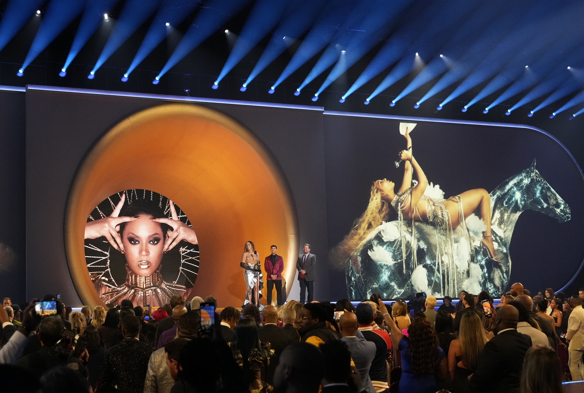 η-βασίλισσα-μπιγιονσέ-στον-θρόνο-των-γ-562265557