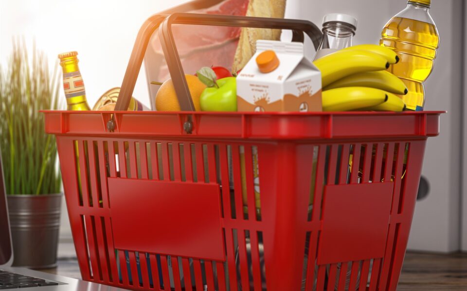 καλάθι-του-νοικοκυριού-μπαίνουν-εν-562281577