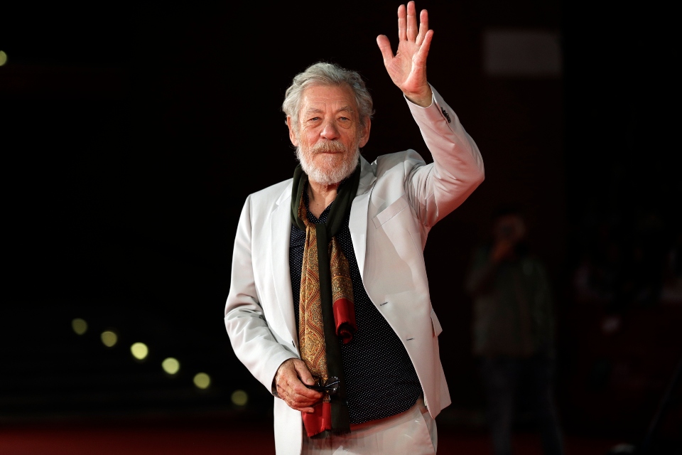 ο-ίαν-μακκέλεν-έφερε-την-ποίηση-στο-catwalk-σ-562289482