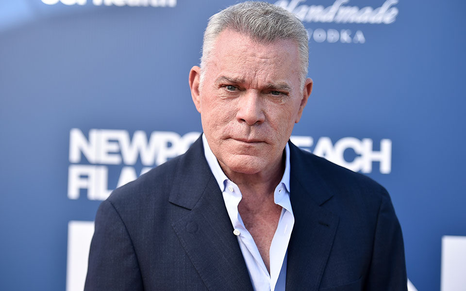 χόλιγουντ-ο-ρέι-λιότα-αποκτά-μετά-θάνα-562287997