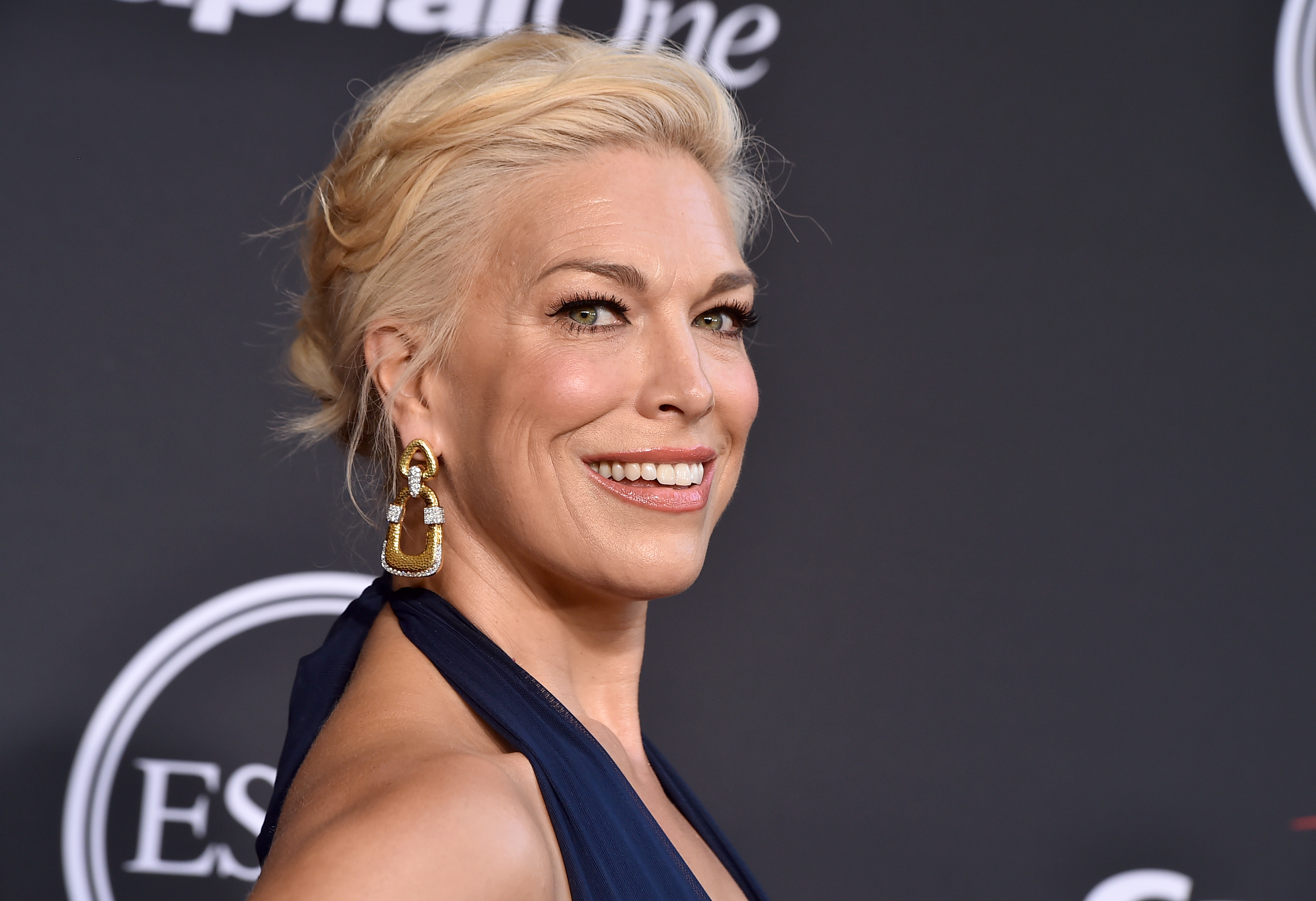 Eurovision 2023: Γκράχαμ Νόρτον, Χάνα Γουάντινγκχεμ και Γιούλια Σάνινα οι οικοδεσπότες-1