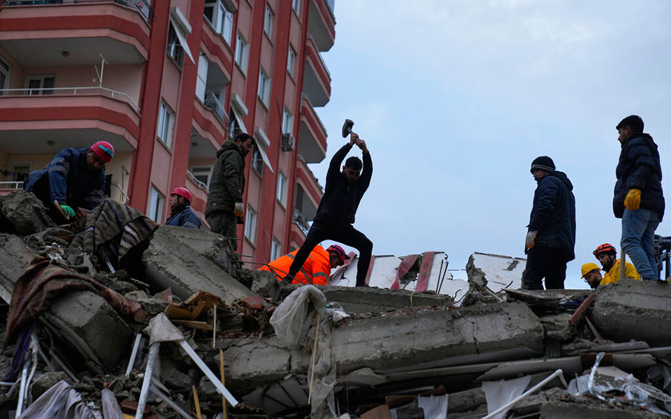 τουρκία-η-στιγμή-διάσωσης-24χρονου-από-562266160