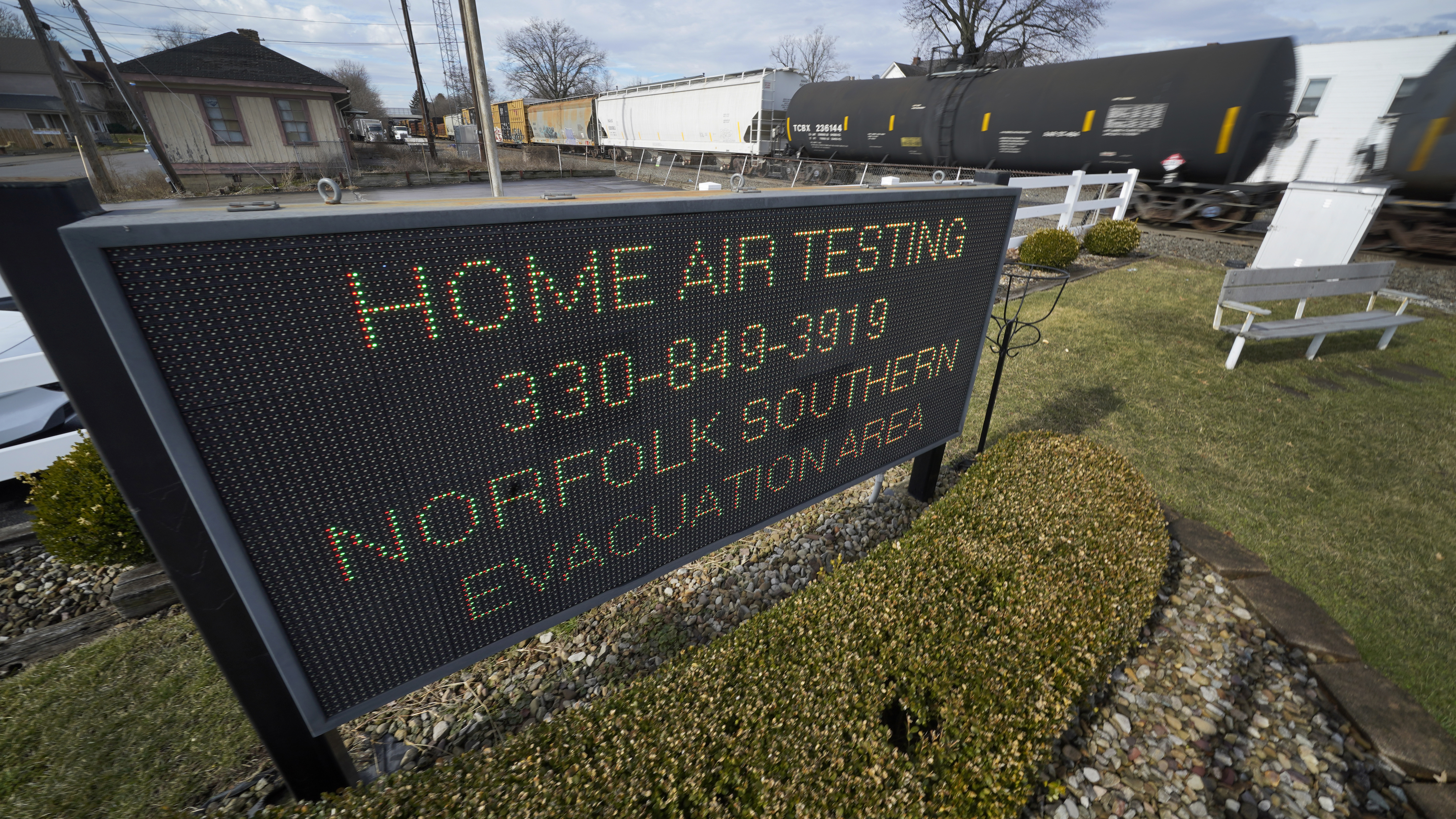 ΗΠΑ – Οχάιο: Ανάστατοι οι κάτοικοι με τον εκτροχιασμό τρένου και τα τοξικά αέρια, ζητούν απαντήσεις-3