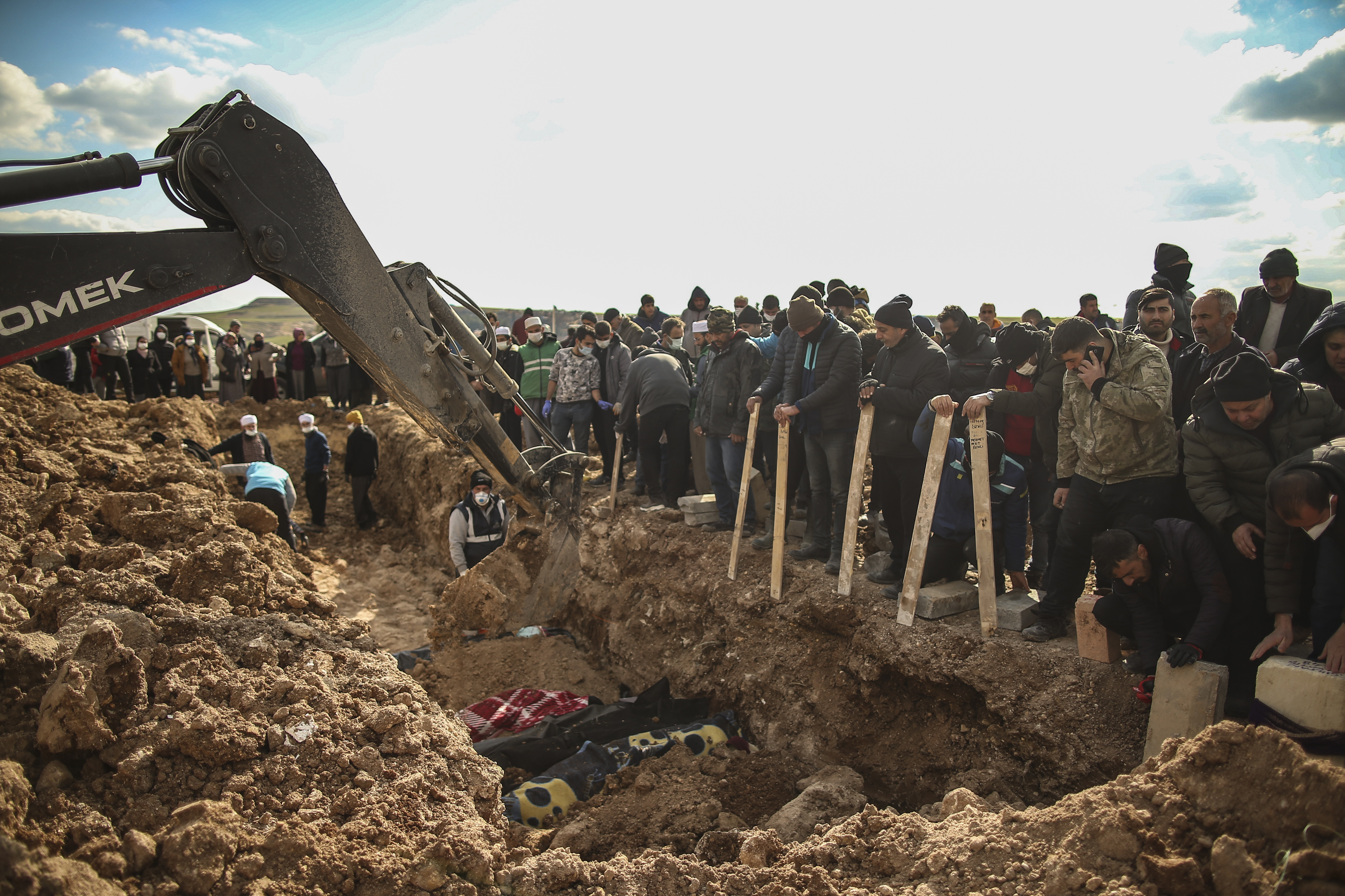 Στοιβαγμένες σοροί, αυτοσχέδιοι τάφοι, μαζικές κηδείες: Μετά το θρήνο, το μακάβριο καθήκον-1