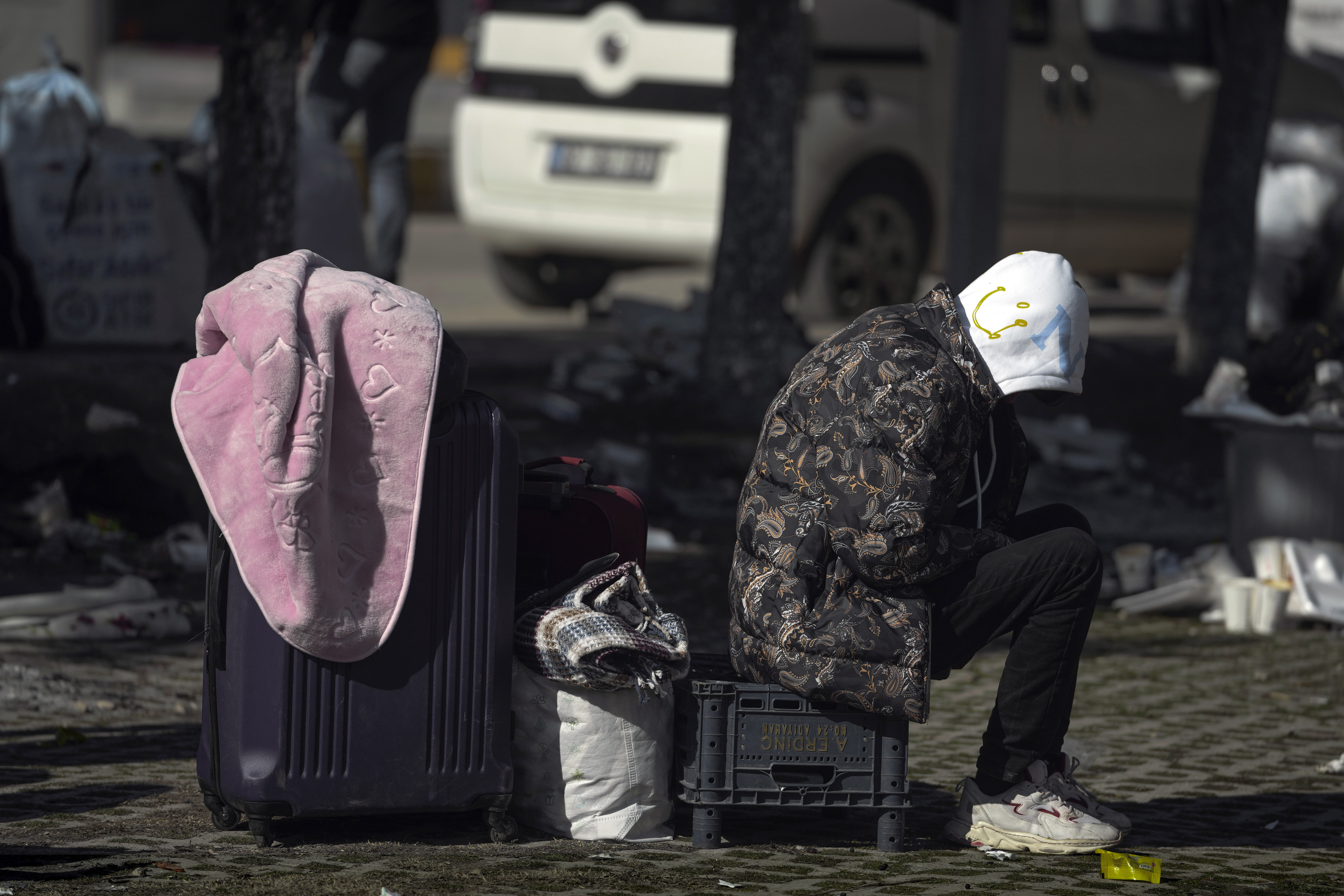 Οργή πάνω από τα συντρίμμια – Αγωνία για τους εκτοπισμένους-2