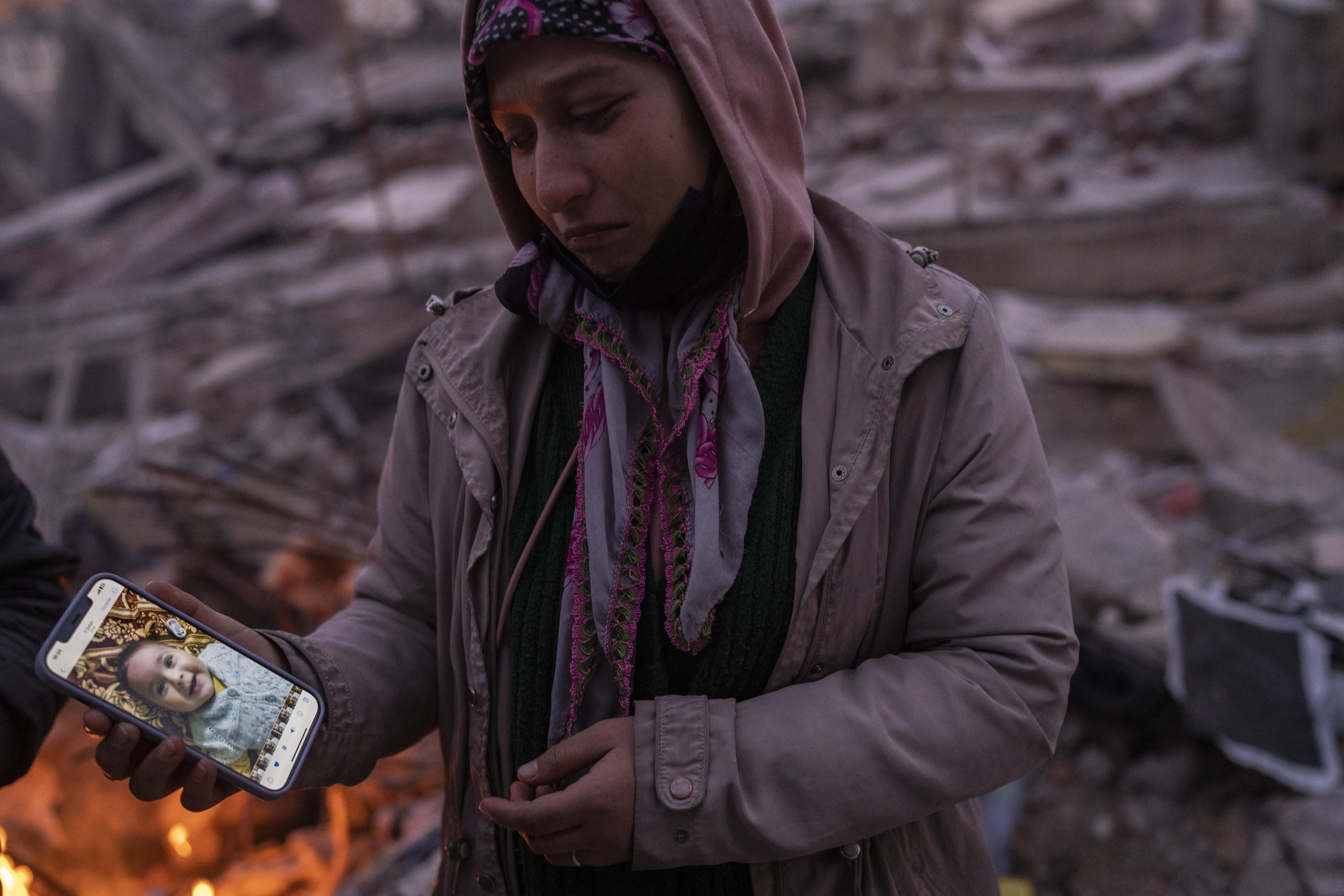 Οργή πάνω από τα συντρίμμια – Αγωνία για τους εκτοπισμένους-1